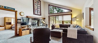 Spacious mountain home with deck, mountain views & access to year-round activities