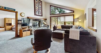 Spacious mountain home with deck, mountain views & access to year-round activities