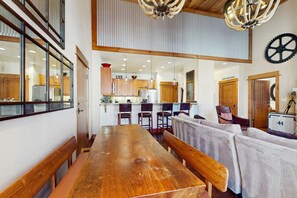 Dining - Modern condo with shared hot tub, fireplace, and walk to lifts - golf nearby (Truckee)