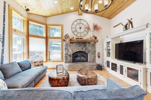 TV, fireplace, DVD player, stereo - Wooded Luxury at Modern Tahoe Donner Retreat with Private Deck in the Pines (Truckee)