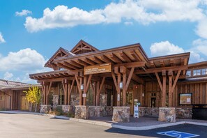 Exterior - Dog-friendly escape with central AC and fireplace - Recreation Center & Beach Club (Truckee)