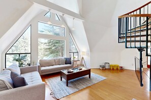TV, fireplace, offices - Dog-friendly escape with central AC and fireplace - Recreation Center & Beach Club (Truckee)