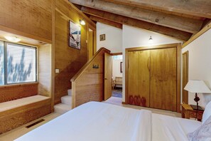 WiFi, bed sheets - Bright Corner Condo with Northstar Views - Easy Access to Village (Northstar - Truckee)