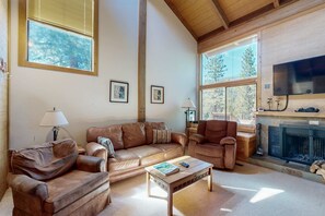 TV, fireplace, offices - Bright Corner Condo with Northstar Views - Easy Access to Village (Northstar - Truckee)