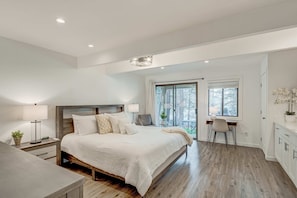 3 bedrooms, desk, WiFi, bed sheets - Hospitable condo with wood-burning fireplace, washer&dryer, deck, & balcony (Incline Village)