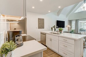 Fridge, microwave, oven, stovetop - Hospitable condo with wood-burning fireplace, washer&dryer, deck, & balcony (Incline Village)