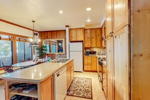 Fridge, microwave, oven, stovetop - Rustic mountain view condo w/ full kitchen - walk to lifts (Olympic Valley)