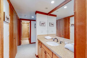 Shower, hair dryer, towels - Rustic mountain view condo w/ full kitchen - walk to lifts (Olympic Valley)