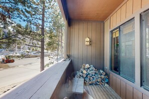 Terrace/patio - Rustic mountain view condo w/ full kitchen - walk to lifts (Olympic Valley)