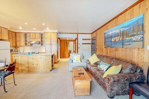 TV, fireplace, offices - Rustic mountain view condo w/ full kitchen - walk to lifts (Olympic Valley)