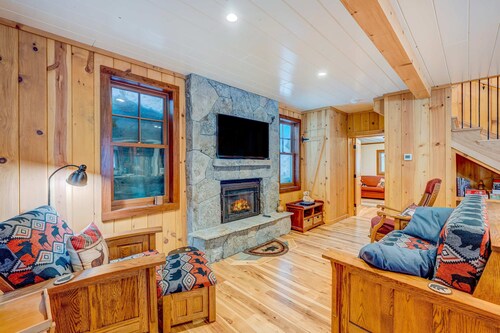 Tranquil home with fireplace, kitchen, washer&dryer, & WiFi