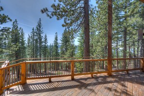 Property grounds - Mountain & lake-view haven with hot tub, wet bar, ping-pong, pool access (Truckee)