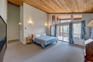 Desk, iron/ironing board, WiFi, bed sheets - Mountain & lake-view haven with hot tub, wet bar, ping-pong, pool access (Truckee)