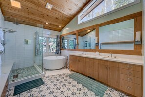 Douche, sèche-cheveux, serviettes fournies, shampoing