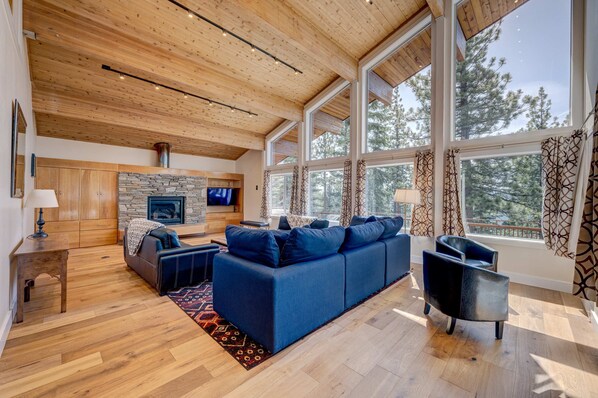 TV, fireplace, offices - Mountain & lake-view haven with hot tub, wet bar, ping-pong, pool access (Truckee)