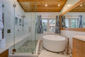 Shower, hair dryer, towels, shampoo - Mountain & lake-view haven with hot tub, wet bar, ping-pong, pool access (Truckee)