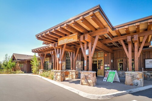 Comfortable Condo with Shared Pool, Gas Fireplace & Washer/Dryer