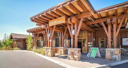 Comfortable Condo with Shared Pool, Gas Fireplace & Washer/Dryer