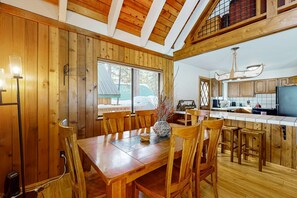 Dining - Roomy Cabin-Style Home with On-Site Golf & Shared Pool, Hot Tub - Skiing Nearby (Truckee)