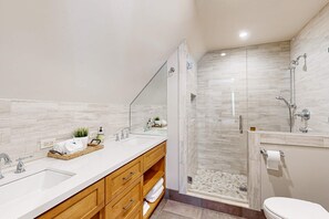 Shower, hair dryer, towels - Roomy Cabin-Style Home with On-Site Golf & Shared Pool, Hot Tub - Skiing Nearby (Truckee)