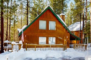 Exterior - Roomy Cabin-Style Home with On-Site Golf & Shared Pool, Hot Tub - Skiing Nearby (Truckee)