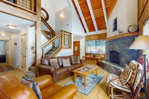 TV, fireplace, DVD player, offices - Roomy Cabin-Style Home with On-Site Golf & Shared Pool, Hot Tub - Skiing Nearby (Truckee)