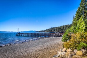 Beach - Lovely tree-view condo with deck, grill, & fireplace - near Tahoe City & lake (Tahoe City)