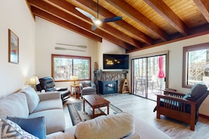 TV, fireplace, offices - Lovely tree-view condo with deck, grill, & fireplace - near Tahoe City & lake (Tahoe City)