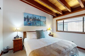 WiFi, bed sheets - Lovely tree-view condo with deck, grill, & fireplace - near Tahoe City & lake (Tahoe City)