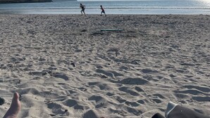 A beach with sand, a body of water, and two people running. - Room-charming Guest Room in the Beautifu (Isle of Mull)