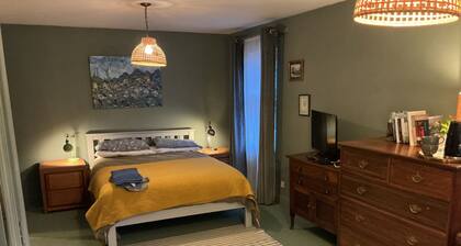 Room-charming Guest Room in the Beautifu