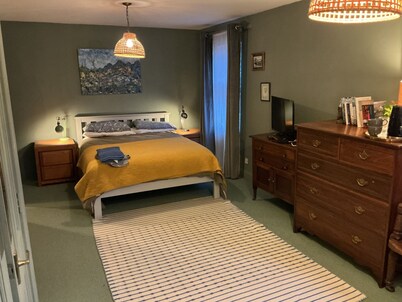 Room-charming Guest Room in the Beautifu