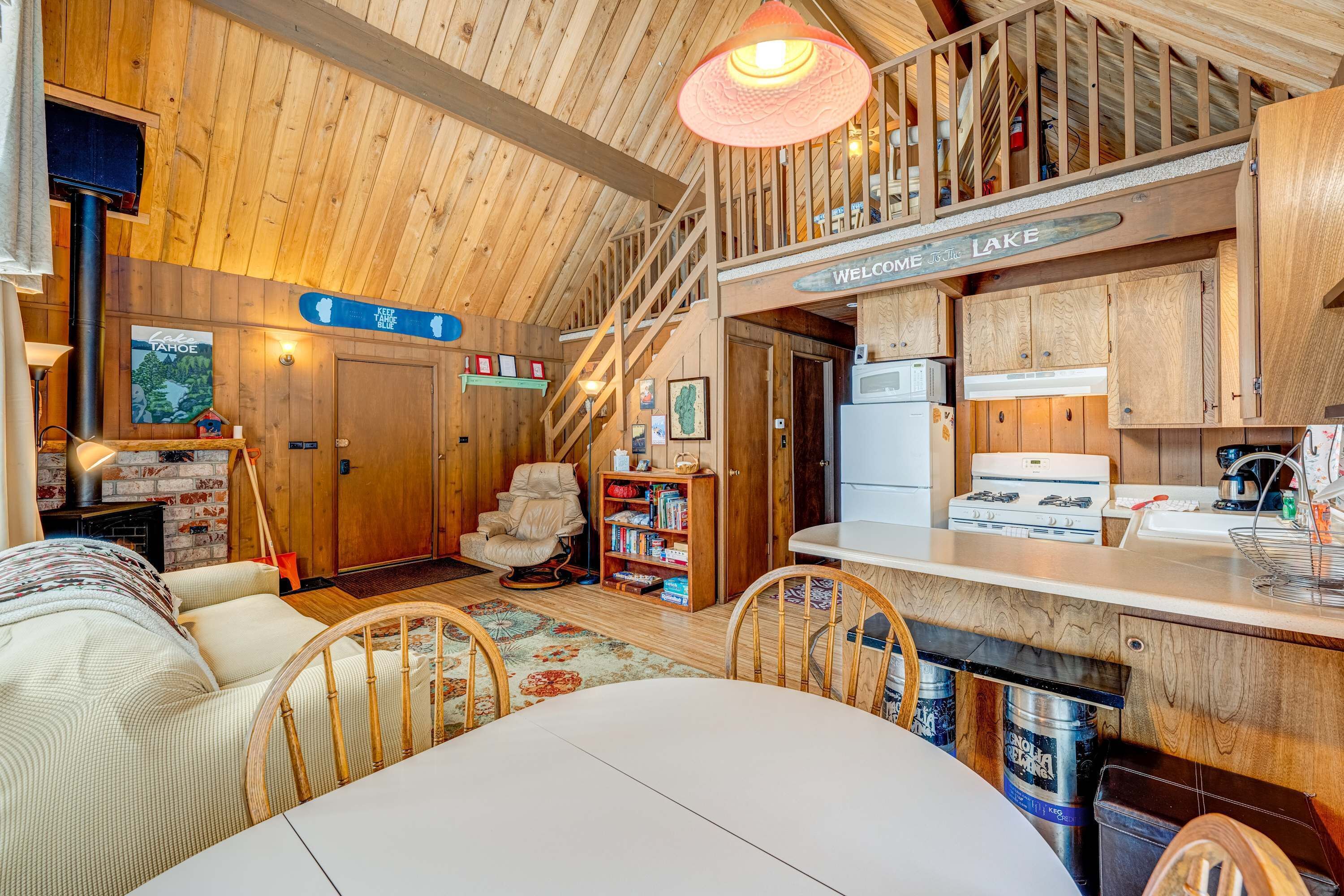 L’intérieur d’une cabane comprend une cuisine, un coin repas et un escalier menant à une mezzanine.