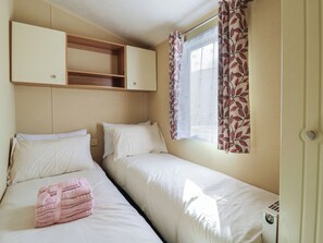 3 bedrooms, individually decorated, individually furnished, free WiFi - Ocean Breeze Escape (Rochester)