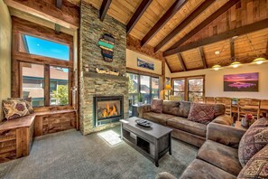 TV, fireplace, DVD player - Luxurious Lakeland Village home with modern amenities and close to lake (South Lake Tahoe)