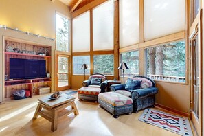 TV, fireplace, offices - Serene home with fireplace, wood stove, kitchen, W&D, hot tub, & gas grill (Truckee)