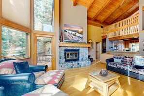 TV, fireplace, offices - Serene home with fireplace, wood stove, kitchen, W&D, hot tub, & gas grill (Truckee)
