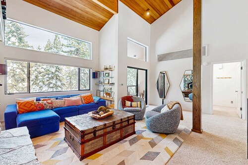 Modern mountain home with private hot tub, deck, fireplace, & skiing nearby