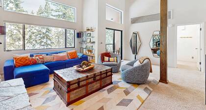 Modern mountain home with private hot tub, deck, fireplace, & skiing nearby