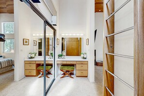 Iron/ironing board, travel cot, WiFi, bed sheets - Modern mountain home with private hot tub, deck, fireplace, & skiing nearby (Northstar - Truckee)