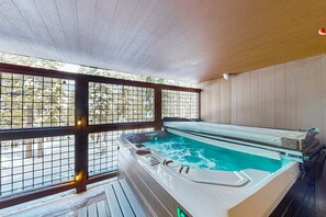 Indoor spa tub - Modern mountain home with private hot tub, deck, fireplace, & skiing nearby (Northstar - Truckee)