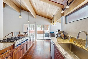 Fridge, microwave, oven, stovetop - Modern mountain home with private hot tub, deck, fireplace, & skiing nearby (Northstar - Truckee)