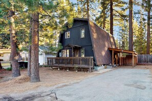 Exterior - Delightful South Lake Tahoe Cabin with BBQ, Decks, Fireplace & Hot Tub - Minutes to Beach&Ski (South Lake Tahoe)