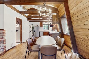 Dining - Delightful South Lake Tahoe Cabin with BBQ, Decks, Fireplace & Hot Tub - Minutes to Beach&Ski (South Lake Tahoe)