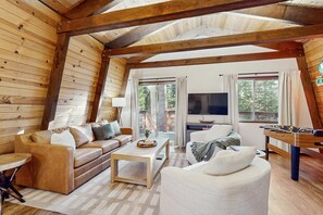 TV, fireplace, offices - Delightful South Lake Tahoe Cabin with BBQ, Decks, Fireplace & Hot Tub - Minutes to Beach&Ski (South Lake Tahoe)