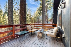 Terrace/patio - Delightful South Lake Tahoe Cabin with BBQ, Decks, Fireplace & Hot Tub - Minutes to Beach&Ski (South Lake Tahoe)