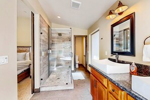 Shower, hair dryer, towels, shampoo - Peaceful Mountain Getaway w/ 3 Decks & Hot Tub, Near Slopes, Hiking & Lake (South Lake Tahoe)