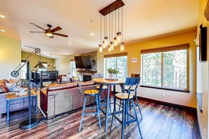 Dining - Peaceful Mountain Getaway w/ 3 Decks & Hot Tub, Near Slopes, Hiking & Lake (South Lake Tahoe)