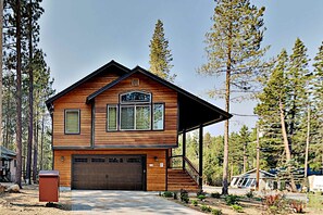 Exterior - Updated 2,500-square-foot Home with hot tub, fireplace & game lounge (South Lake Tahoe)