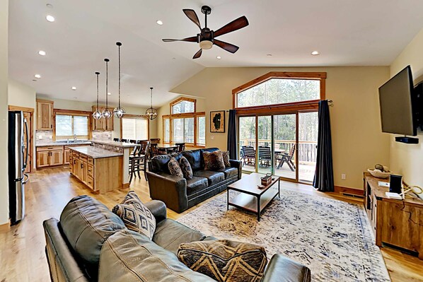 TV, fireplace, offices - Updated 2,500-square-foot Home with hot tub, fireplace & game lounge (South Lake Tahoe)
